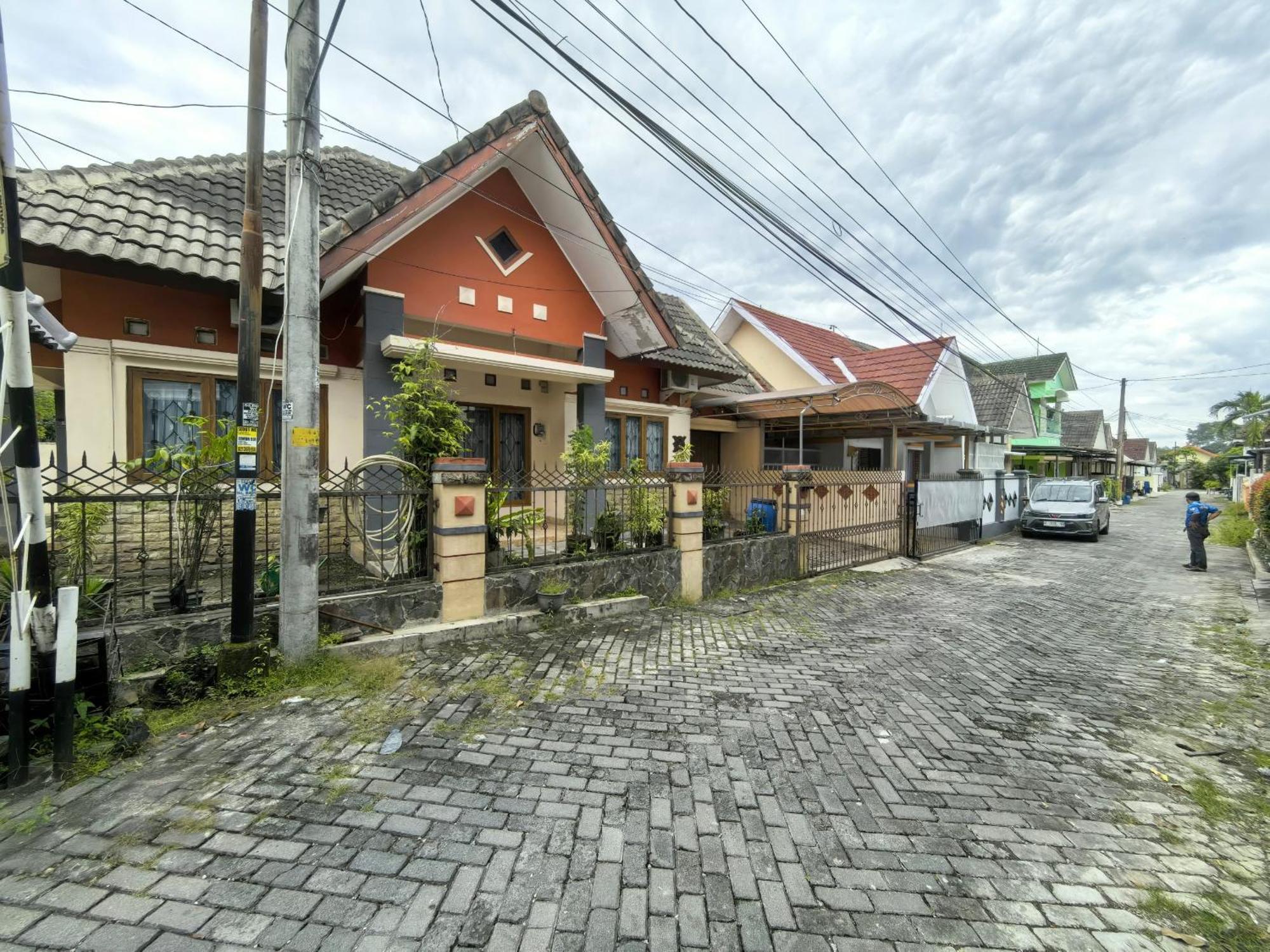 Mutiara Babarsari Homestay Jogja ジョグジャカルタ エクステリア 写真