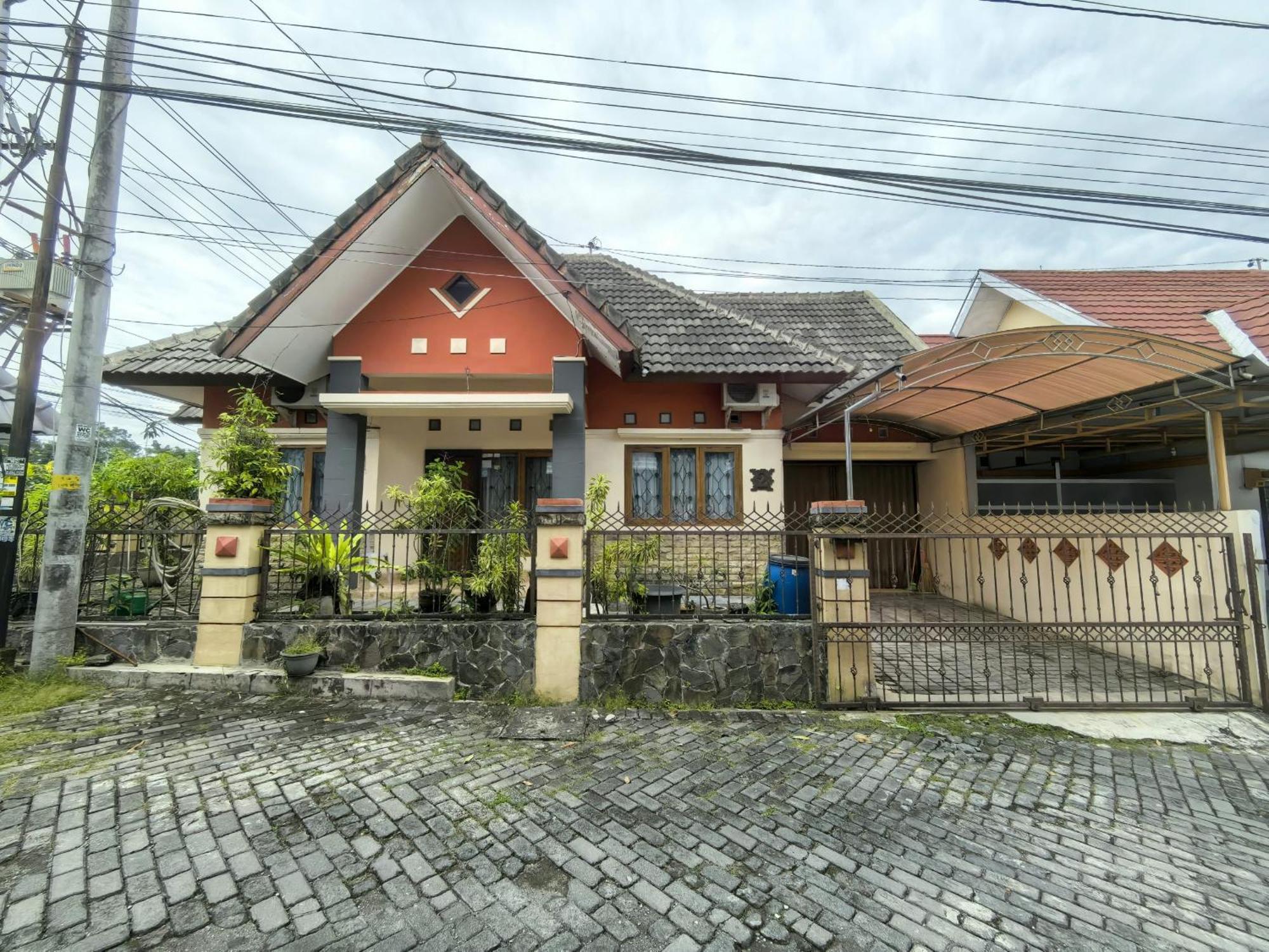 Mutiara Babarsari Homestay Jogja ジョグジャカルタ エクステリア 写真